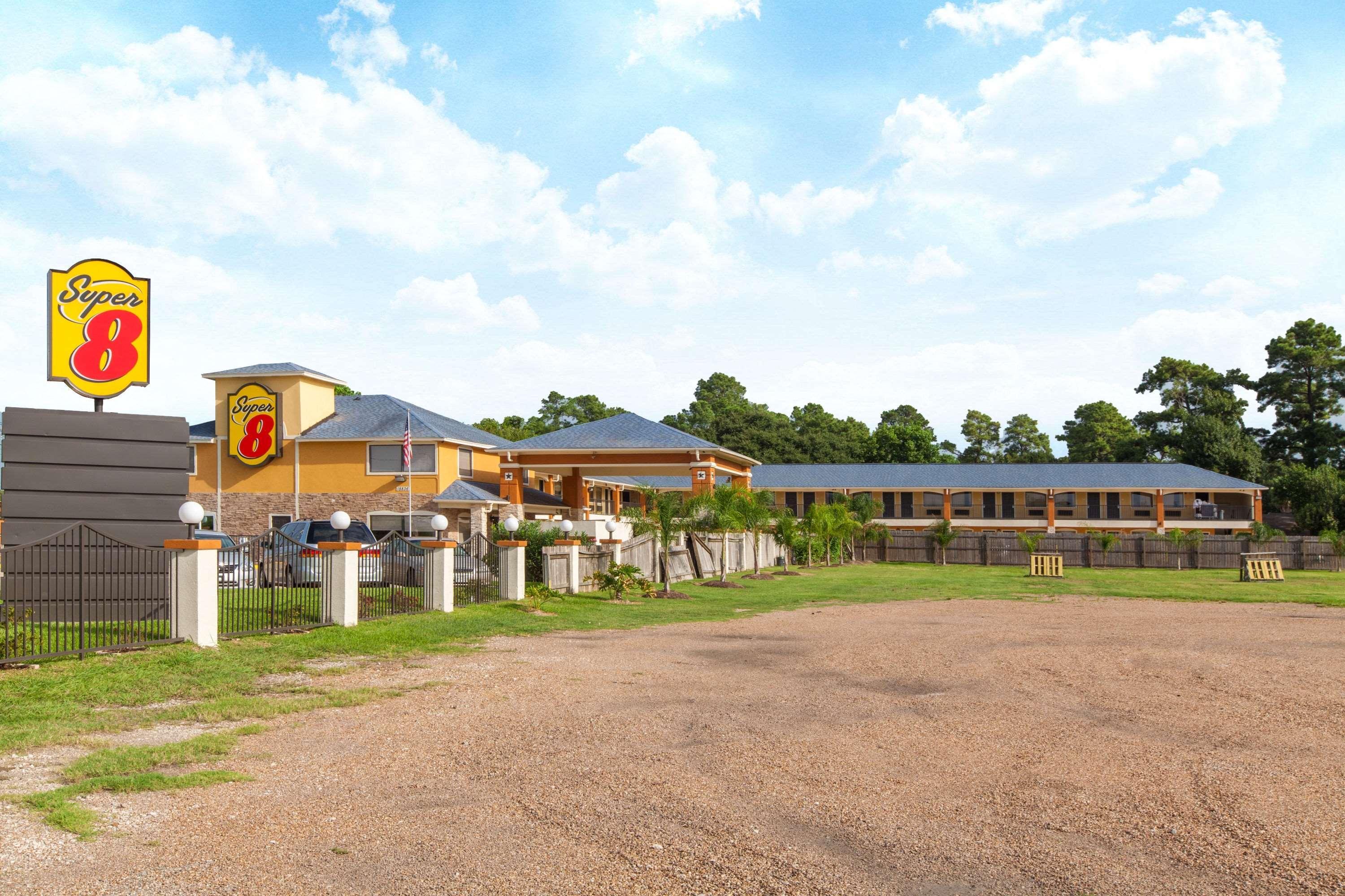 Super 8 By Wyndham Houston/Willowbrook Hwy 249 Exterior photo